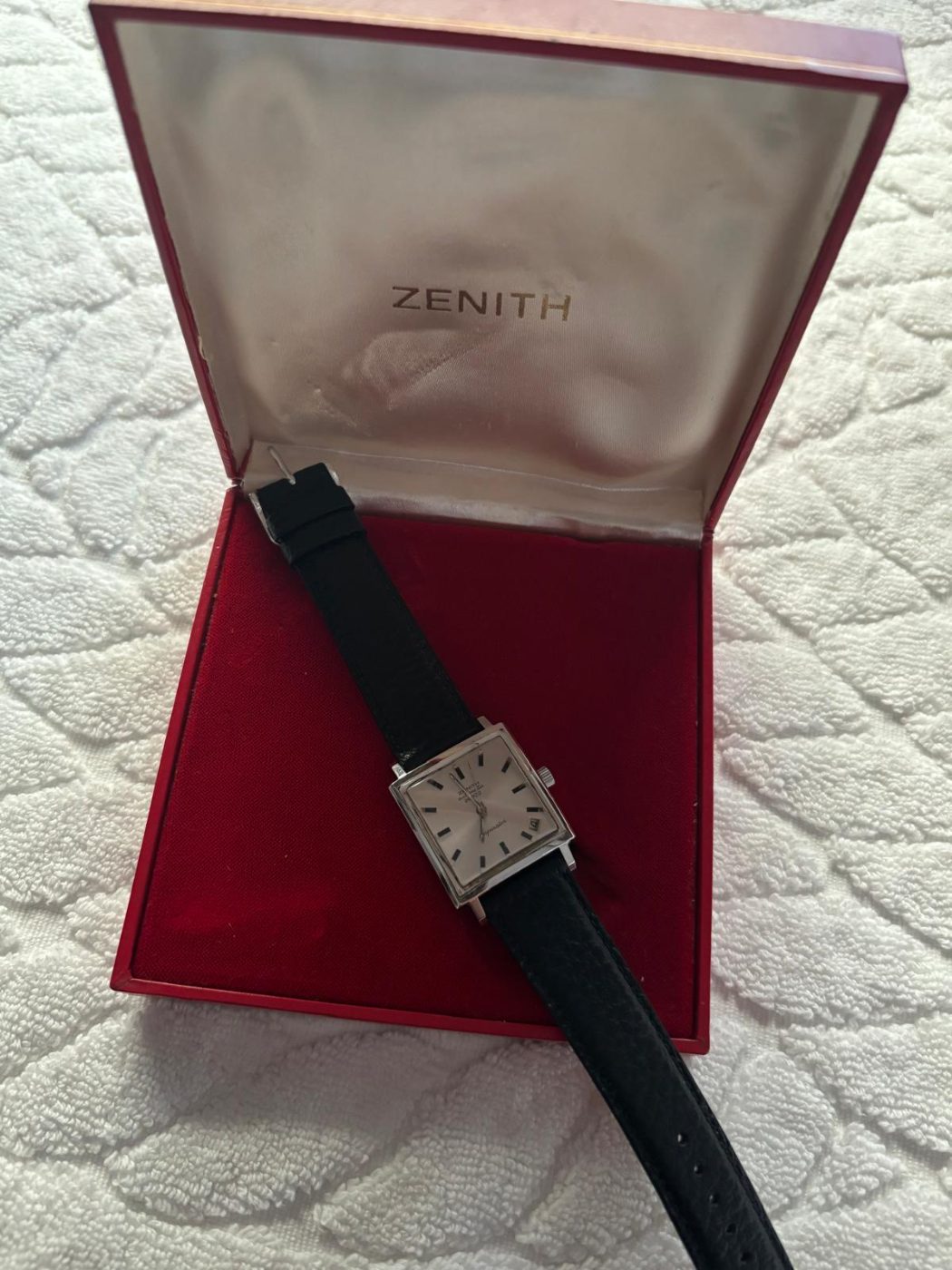 Montre-bracelet carrée à cadran argenté